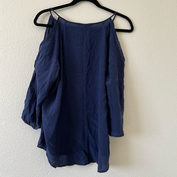 Trina Turk Keyhole Cold Shoulder Bishop Sleeve Blouse Navy Size M 100% silk - Picture 4 of 6